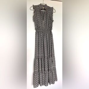 Beautiful uplifting dress. You can go from daytime to nightout wearing it.